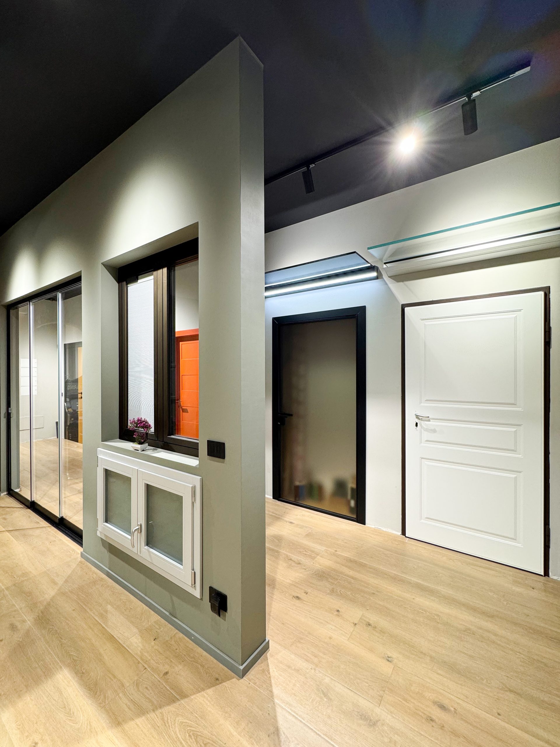 Percorso di visita lineare per il cliente all'interno dello Showroom di infissi VETRERIA GIARRATANA by Progettazioneinterni.net