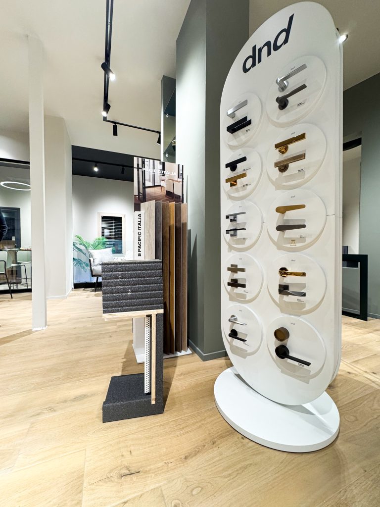 Esposizione Materiali ed accessoristi all'interno della Sala Mostra.