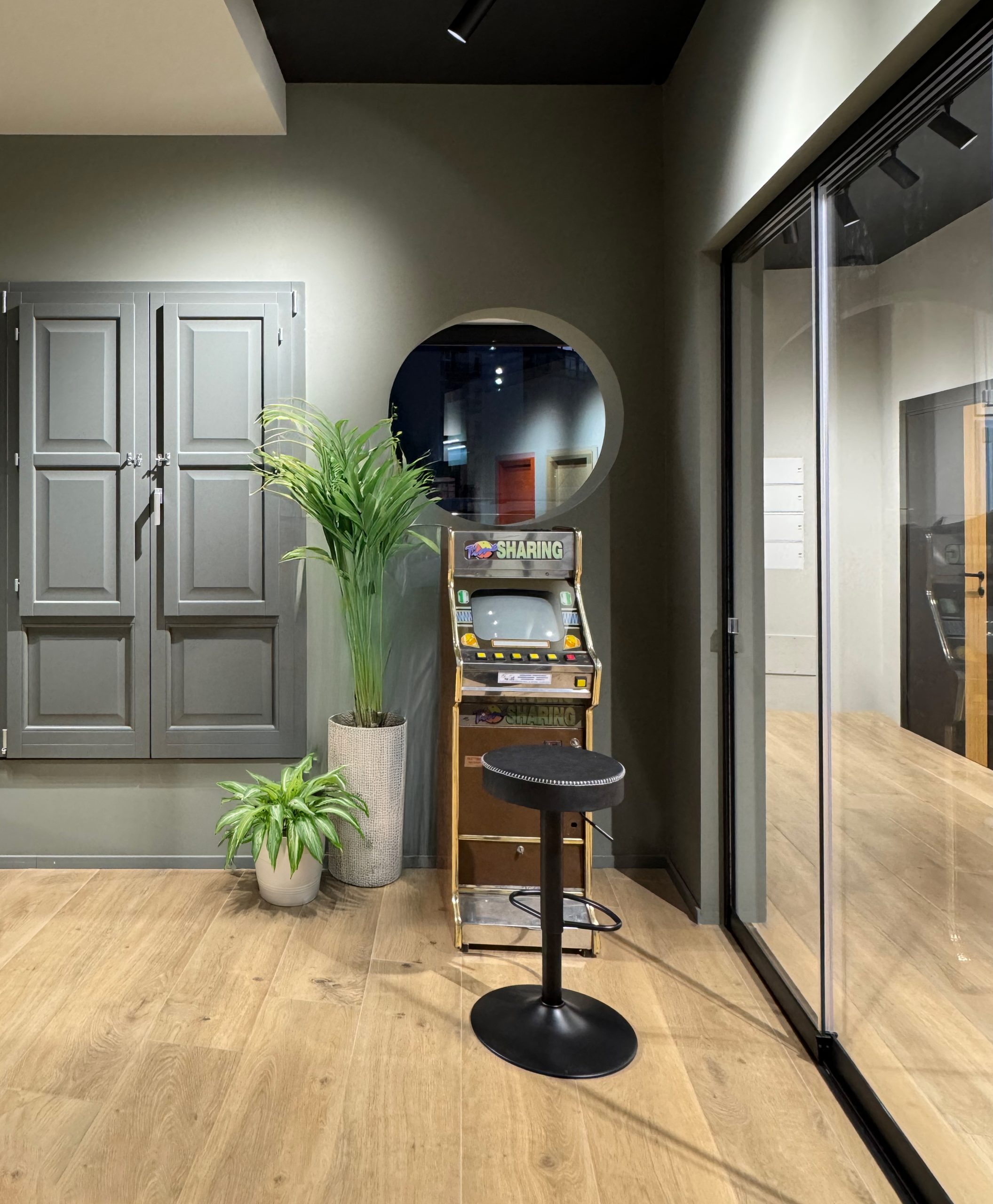Arredo interno alla sala mostra Vetreria Giarratana a Siracusa.
